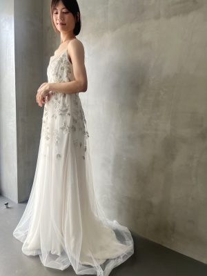 ビジューキャミウエディングドレス シンプルウエディングドレス　ガーデンウエディングドレス